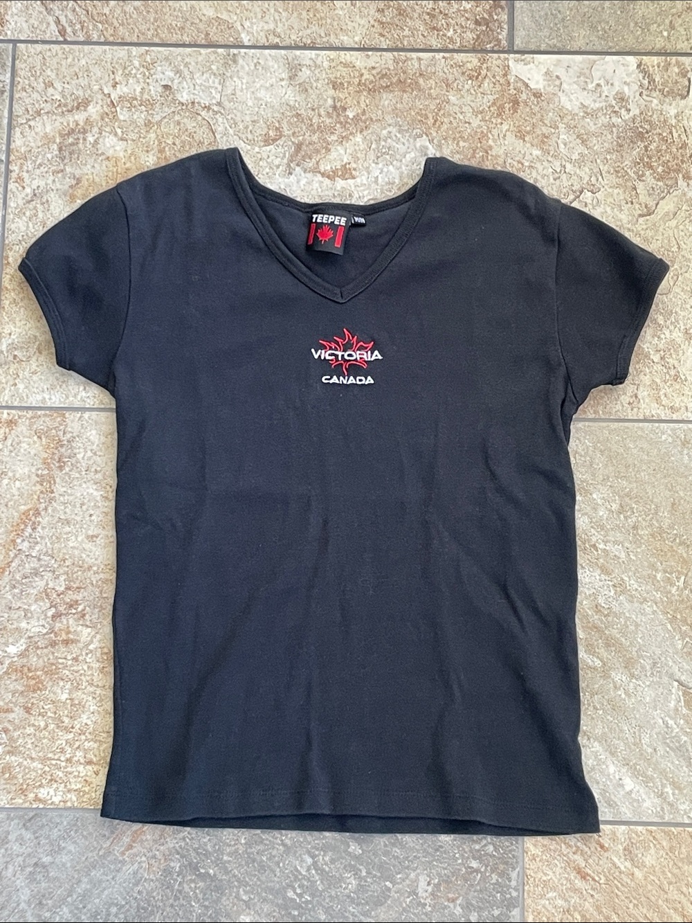 Vintage Teepee Black Short Sleeve V-neck with Red Maple Leaf Embroidery